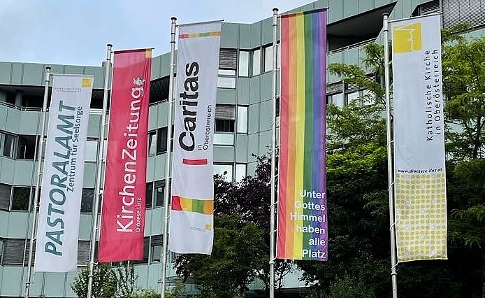 Linz: Regenbogenfahne hing vor dem Pastoralamt